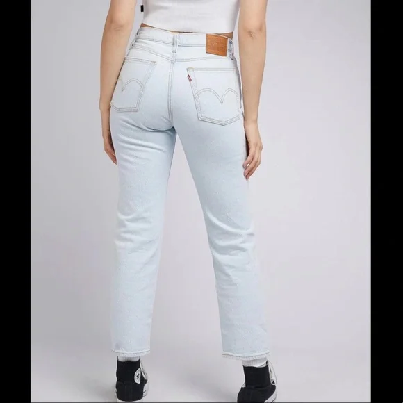 SALE! ⭐️ Levi’s Wedgie Straight Leg high rise light wash Jean - 26” inseam - Picture 12 of 16